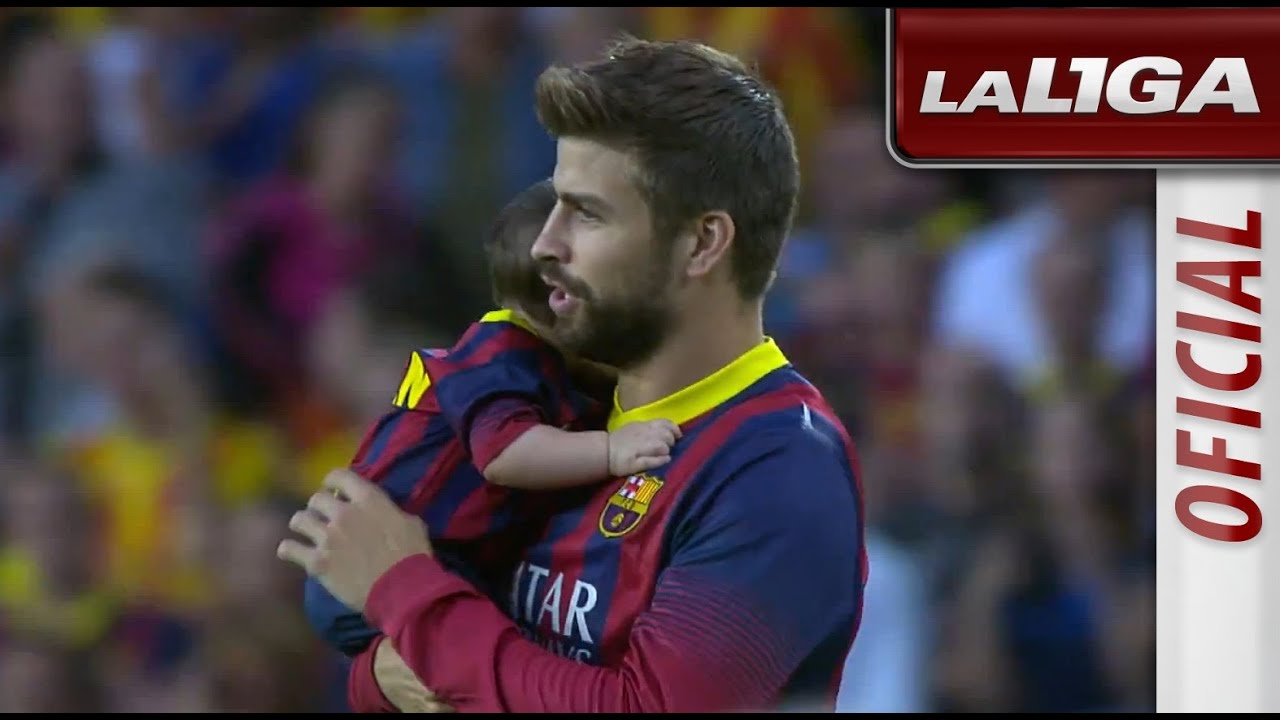 Gerard Piqué posa con su hijo Milan en la foto de la previa del FC Barcelona - Sevilla FC  - HD