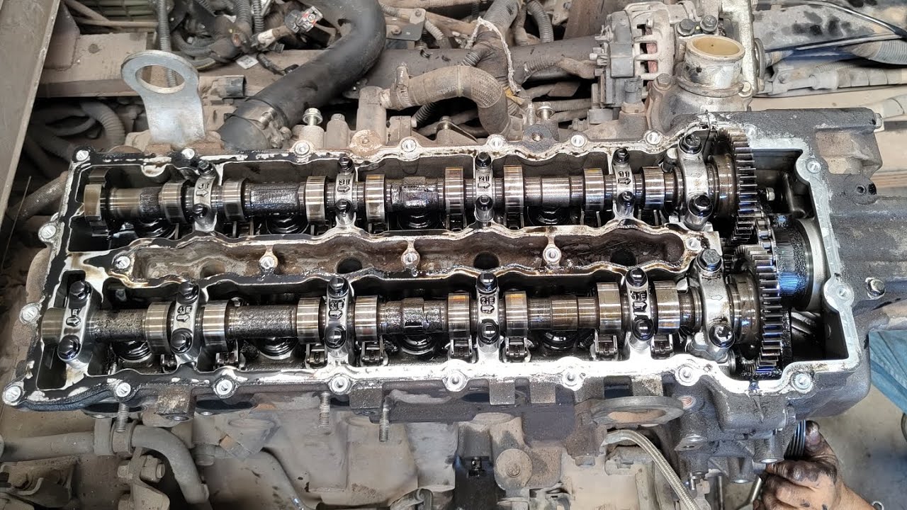 Engine Cylinder Head Removal of EICHER PRO 2095XP Truck