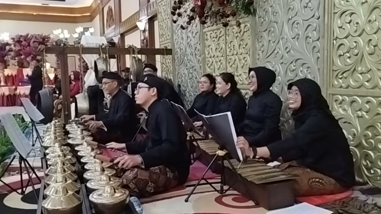 Fanfare (mengiringi pelemparan bunga oleh pengantin) - Gamelan Sang Saptaswara
