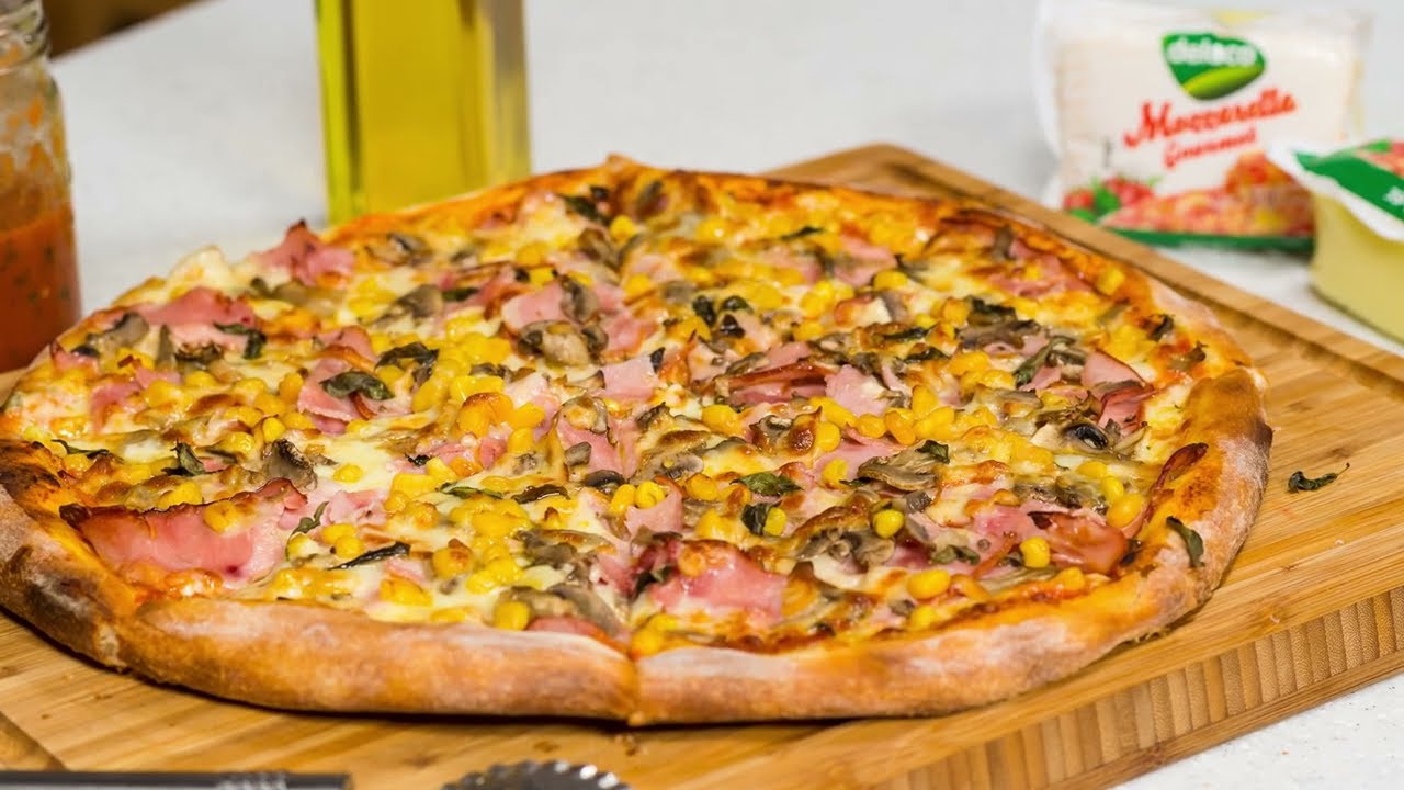 Reteta - Pizza cu sunca, ciuperci si porumb