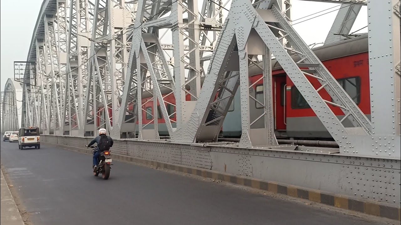 Sealdah Rajdhani crossing The famous Vivekananda Setu.