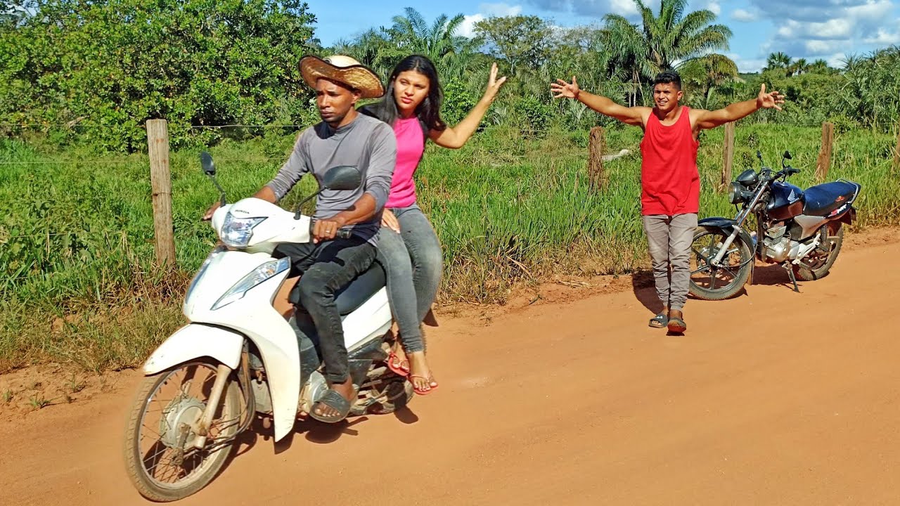 A moto quebrou e ela foi embora com outro, deixando o marido pra trás!