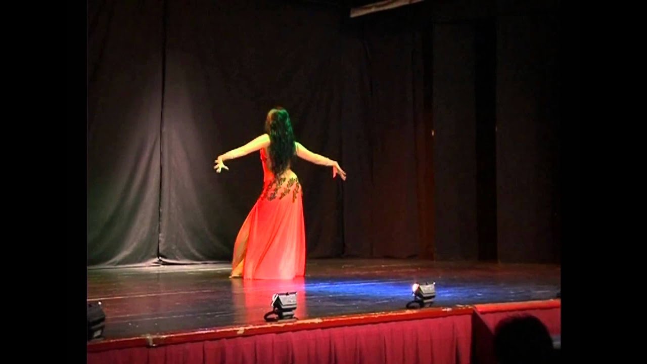 Davinia Iñesta dancing to Habibi Ya Omri (Amr Diab) at Helwa Show 2013