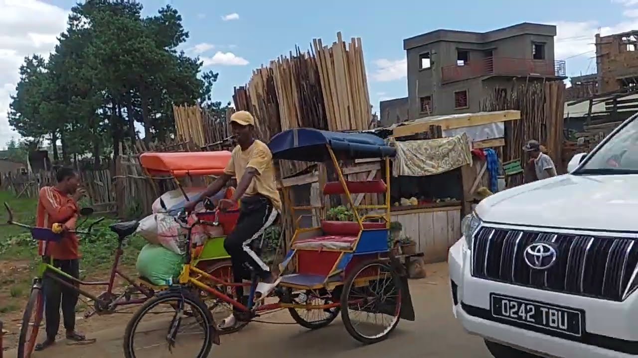 Route d'Ambositra by Ambalavato Tsarasaotra to Antsenakely - Streets view of Antsirabe Madagascar