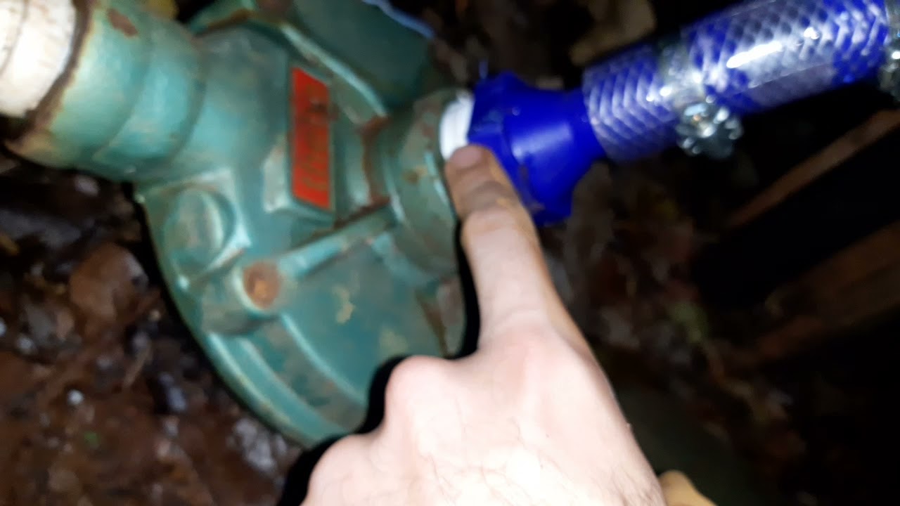 Bomba de &aacute;gua fraca com pedras presas na p&aacute;/impelidor