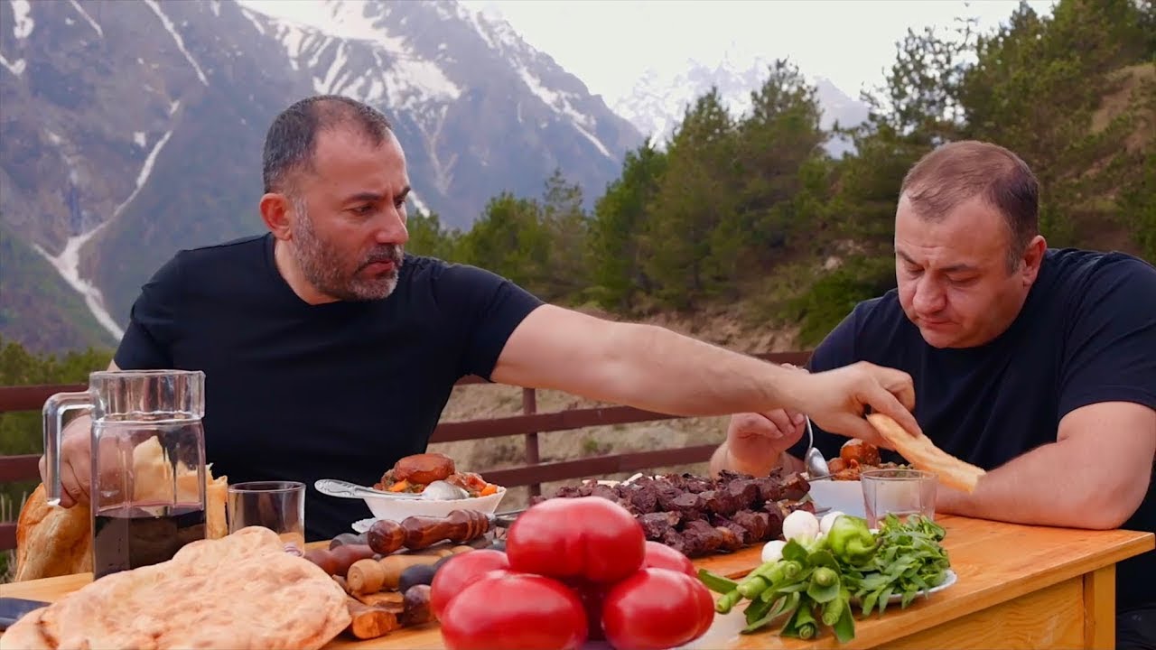 МЯСО С ОВОЩАМИ, ПРИГОТОВЛЕННОЕ В ГОРШОЧКЕ НА ОТКРЫТОМ ОГНЕ.