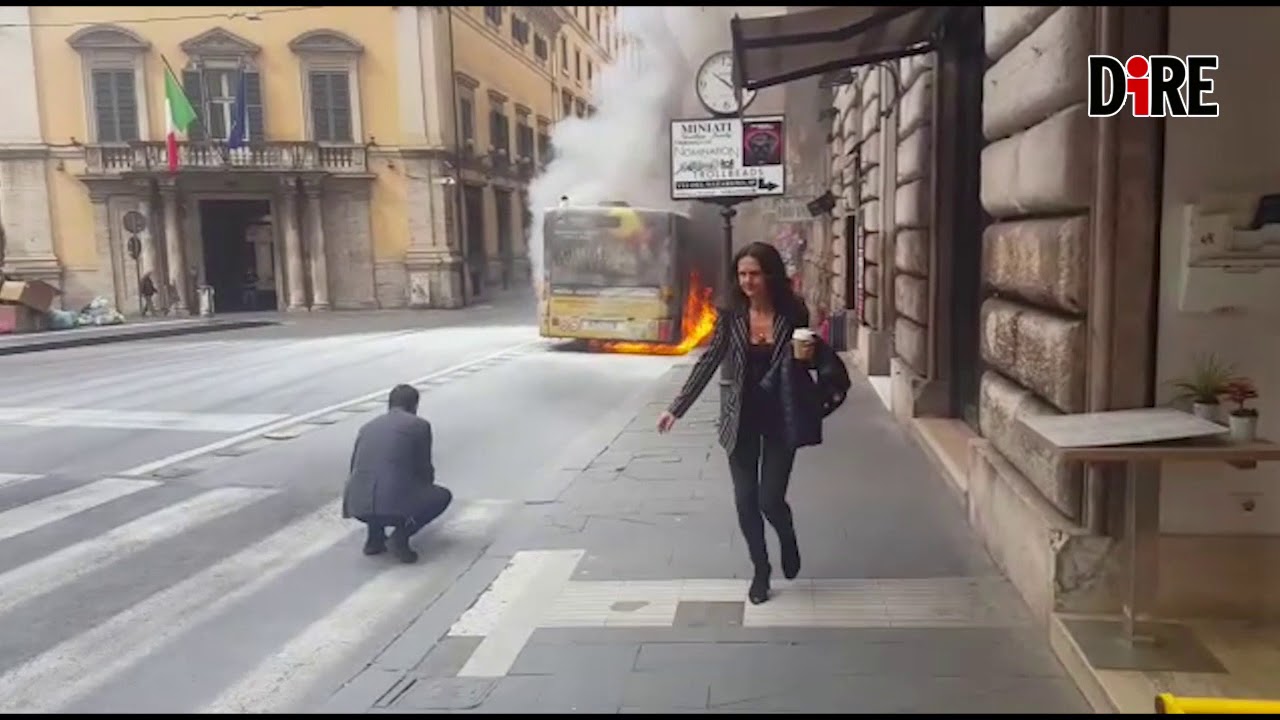 Roma, esplode autobus in via del Tritone