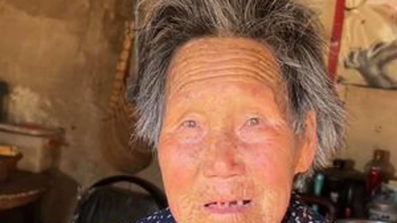 94岁奶奶从小就失去父母，为了能有口饭吃，从莱芜用粮食交换来到章丘，奶奶说现在特别幸福知足儿孙满堂，祝天下所有老人都能老有所依老有所养#下乡理发  #农村真实生活 #传递善良传递爱 #做有意义的...