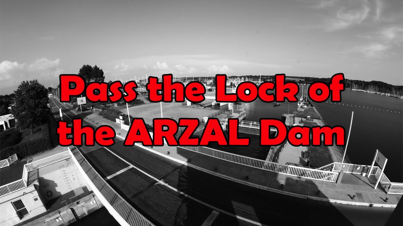 Passing the lock of the Arzal dam