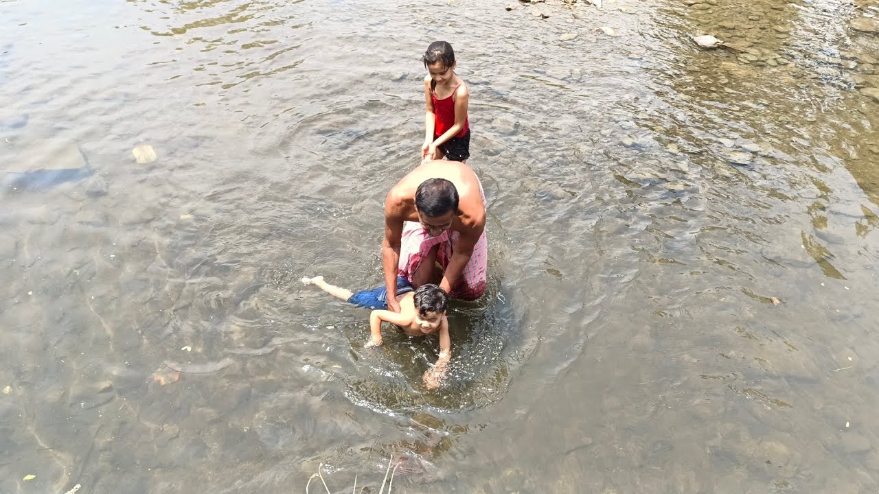 আমার বাবা আর তার দুই নাতি নাতনী নিয়ে রাজস্থানের নদীতে স্নান করতে গিয়ে 🥰