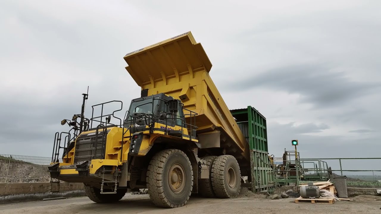 Il dumper Komatsu HD605-8 nella cava di Granulati Basaltici