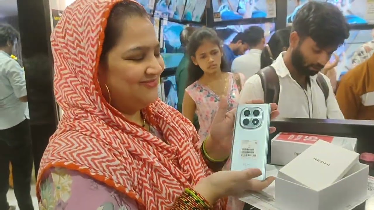 Khana banane ke bad ham log Gaye new mobile laane ke liye