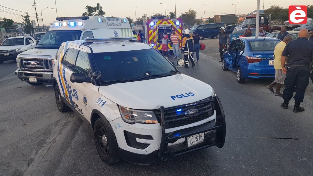Veh&iacute;kulo Polisial bayendo asistensia a aksident&aacute; - Schottegatweg West / Palu Blanku