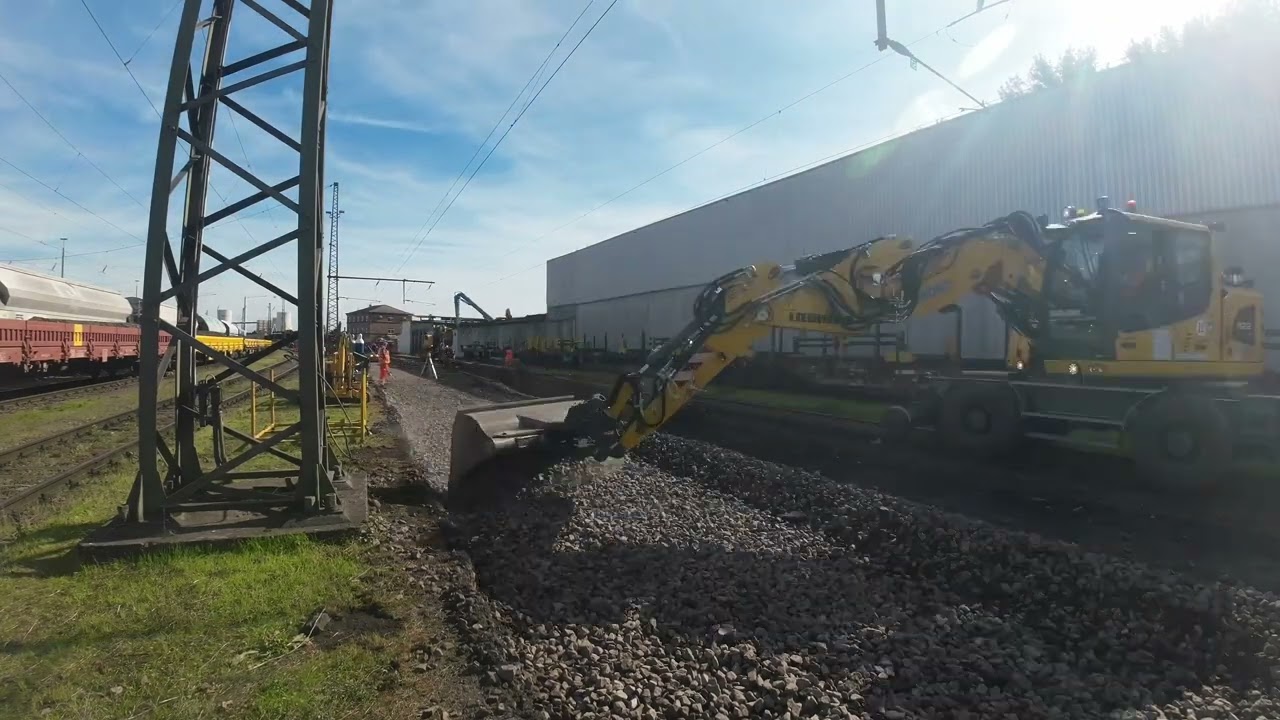 Gleiserneuerung Gl. 27 im Bahnhof Völklingen: Grundschotter kippen und Verlegeplanum herstellen
