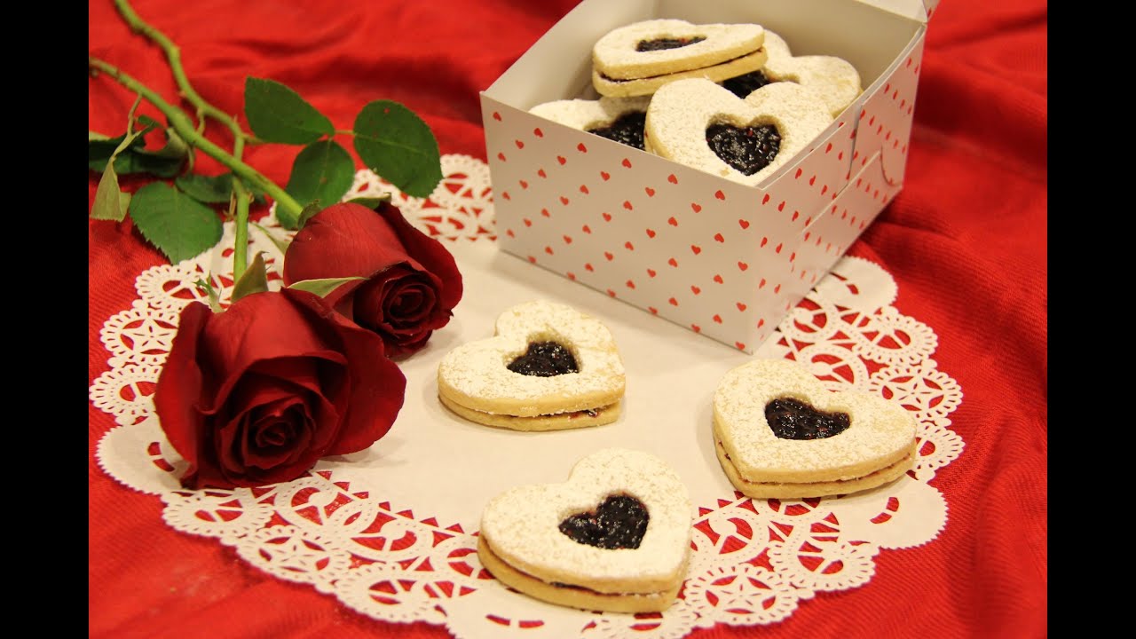 شیرینی&zwnj; بادامی مربایی Linzer Cookies