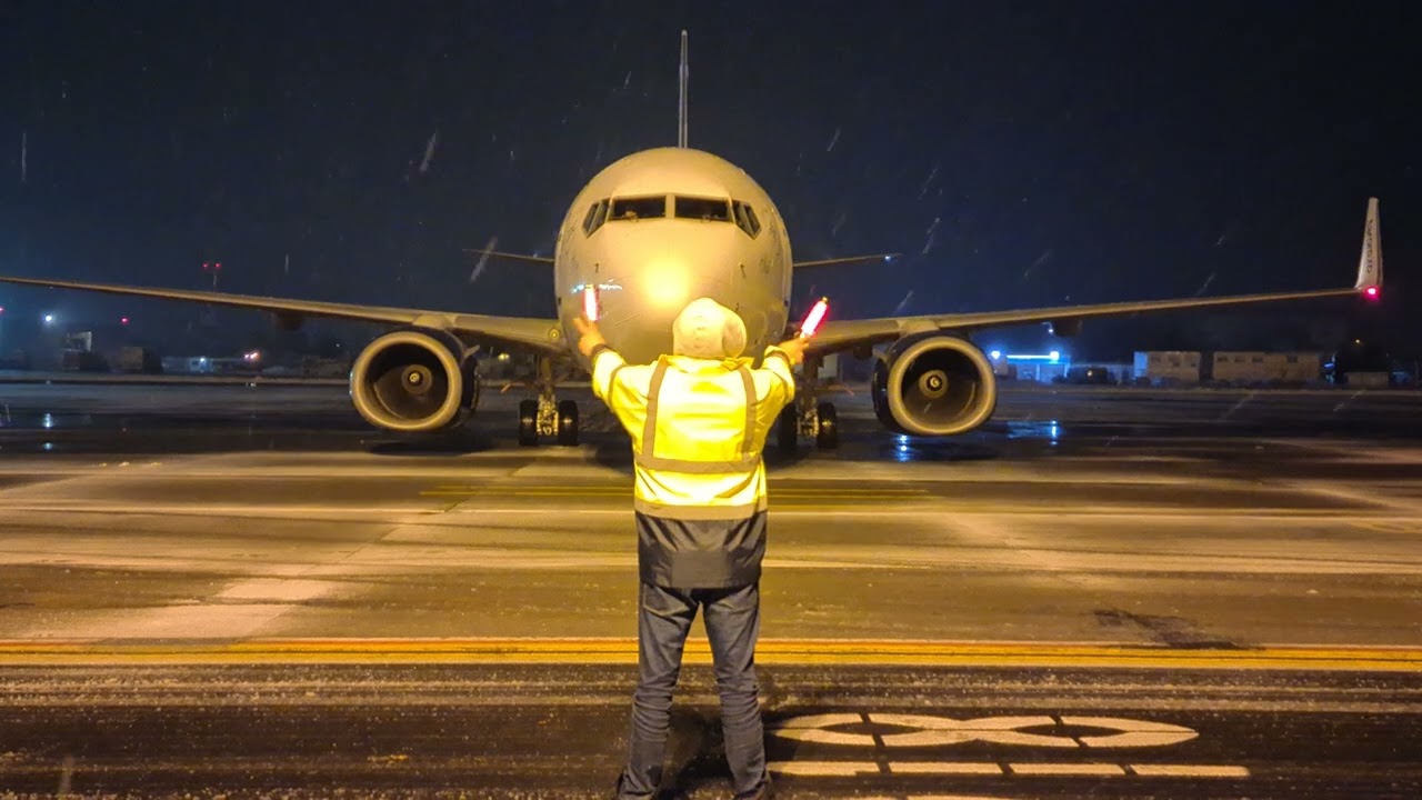 Boeing B737 700. What happens before the plane stops its engines