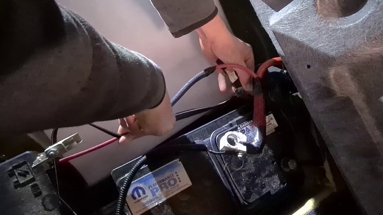 Remplacement batterie sur Dodge Challenger R/T 2010, Charger, chrysler 300c (battery change)