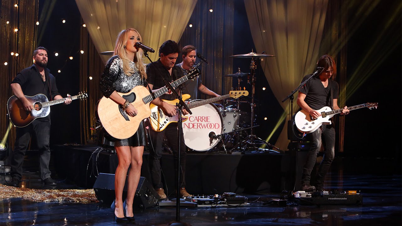 Carrie Underwood Performs 'Smoke Break'