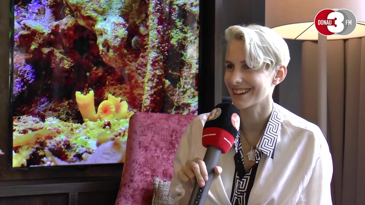 Furios und ungeniert: Kabarett-Queen Lisa Eckhart kommt ins Roxy Ulm!