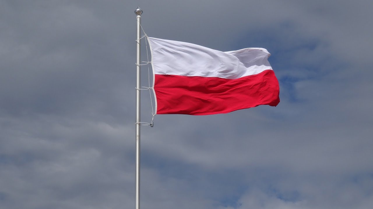 Jak prawidłowo wieszać polską flagę? Poradnik