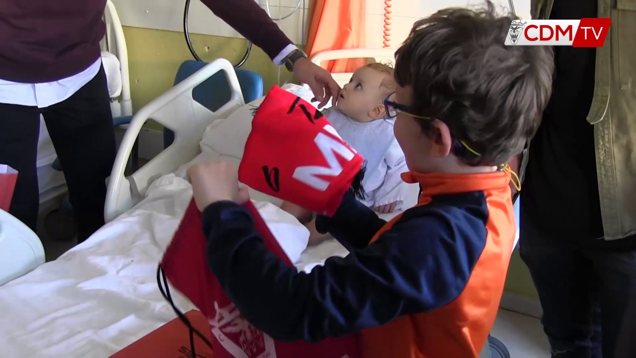 El Club Deportivo Mirandés visita el Hospital de Miranda de Ebro la noche de Reyes