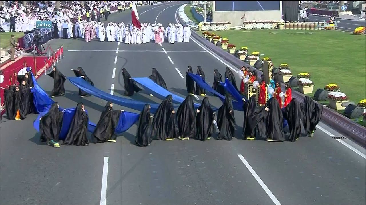 عرض تراثي لبنات قطر في المسير الوطني