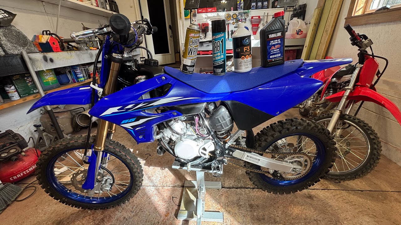 Провожу техническое обслуживание своего мотоцикла Yamaha YZ 85 2026 года выпуска.