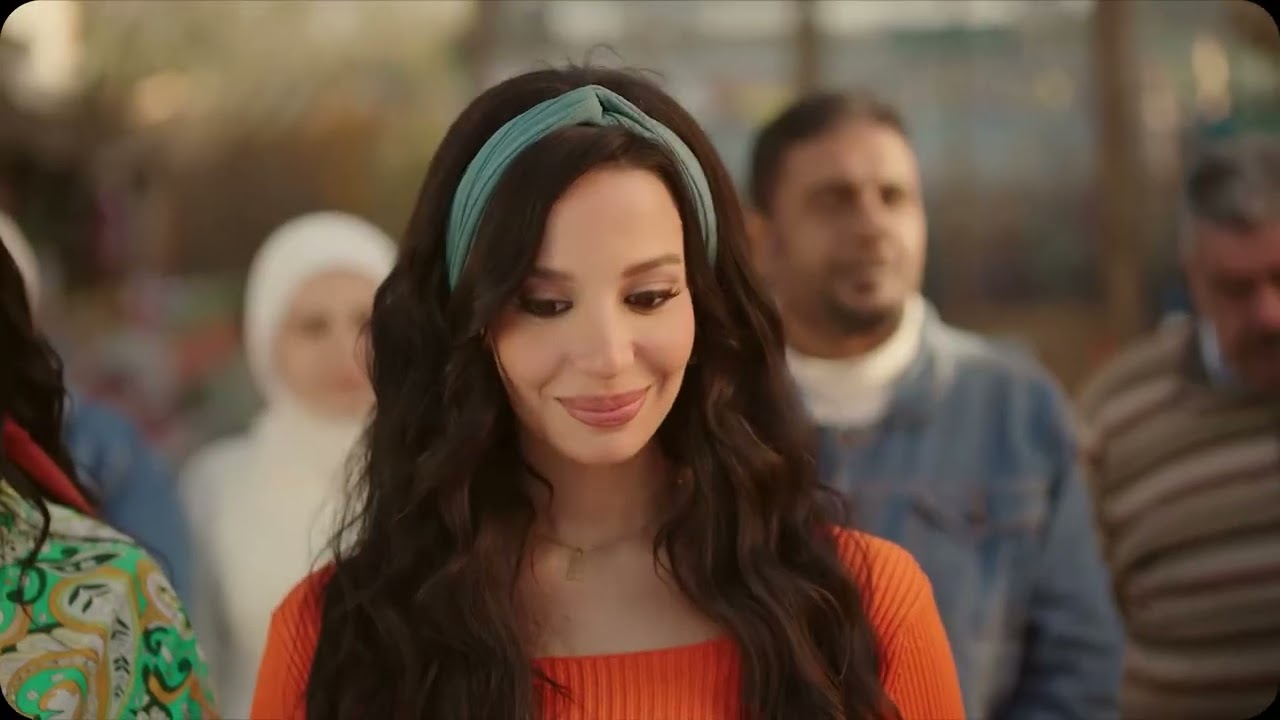 شديدة وهي ماشية تفرج ابنها على المنطقة كلها.. عاوزة تجوزه لـ شادية🤣😂#العتاولة2