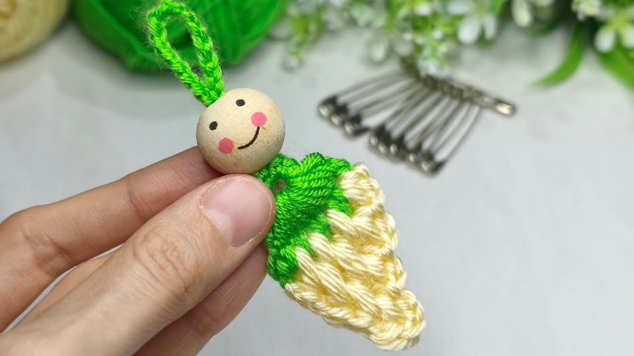 🍓A wonderful keychain design with a strawberry pattern ♥️#crochet #knitting #crochetkeychain 