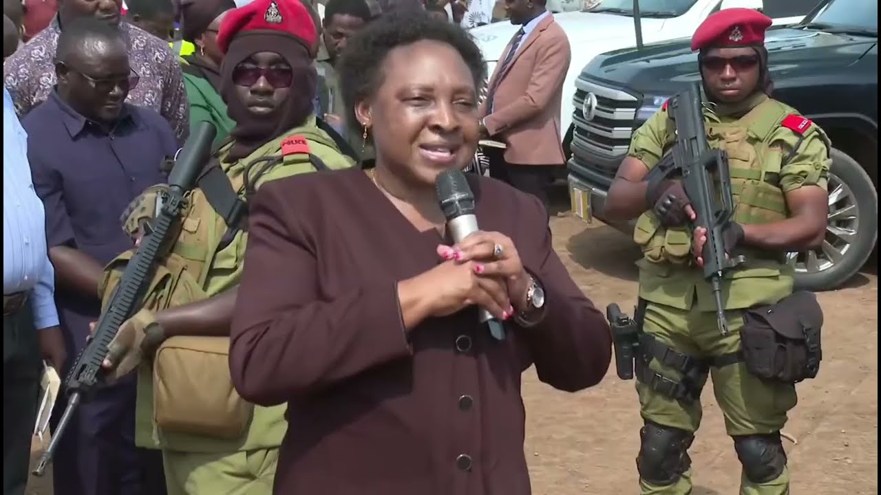 Waziri Mkuu avutiwa na msanii alie jitokeza katika msafara,mabogini 