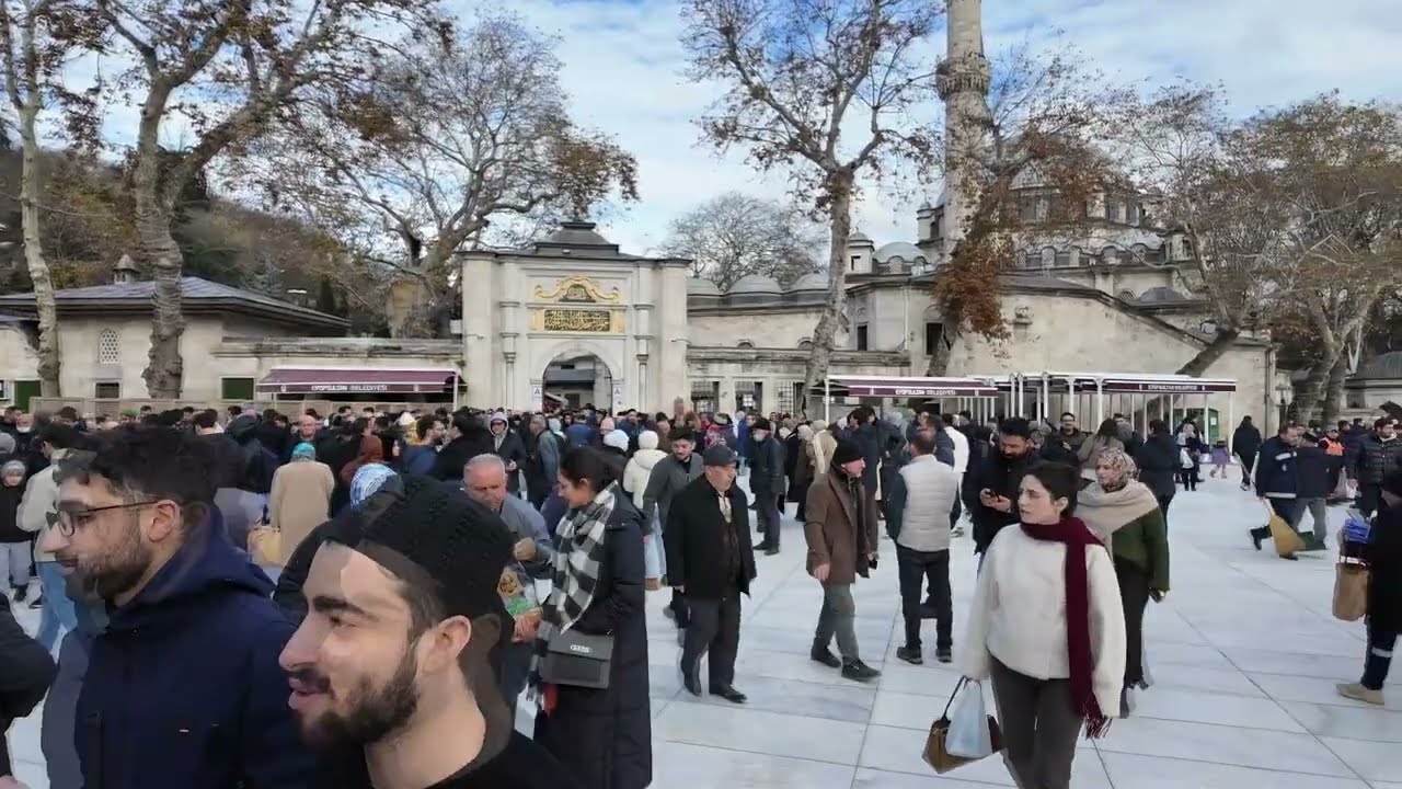 İSTANBUL EYÜP SULTAN CAMİ  CAMİ CUMA NAMAZI MEYDAN FİSKİYE İNSANLAR