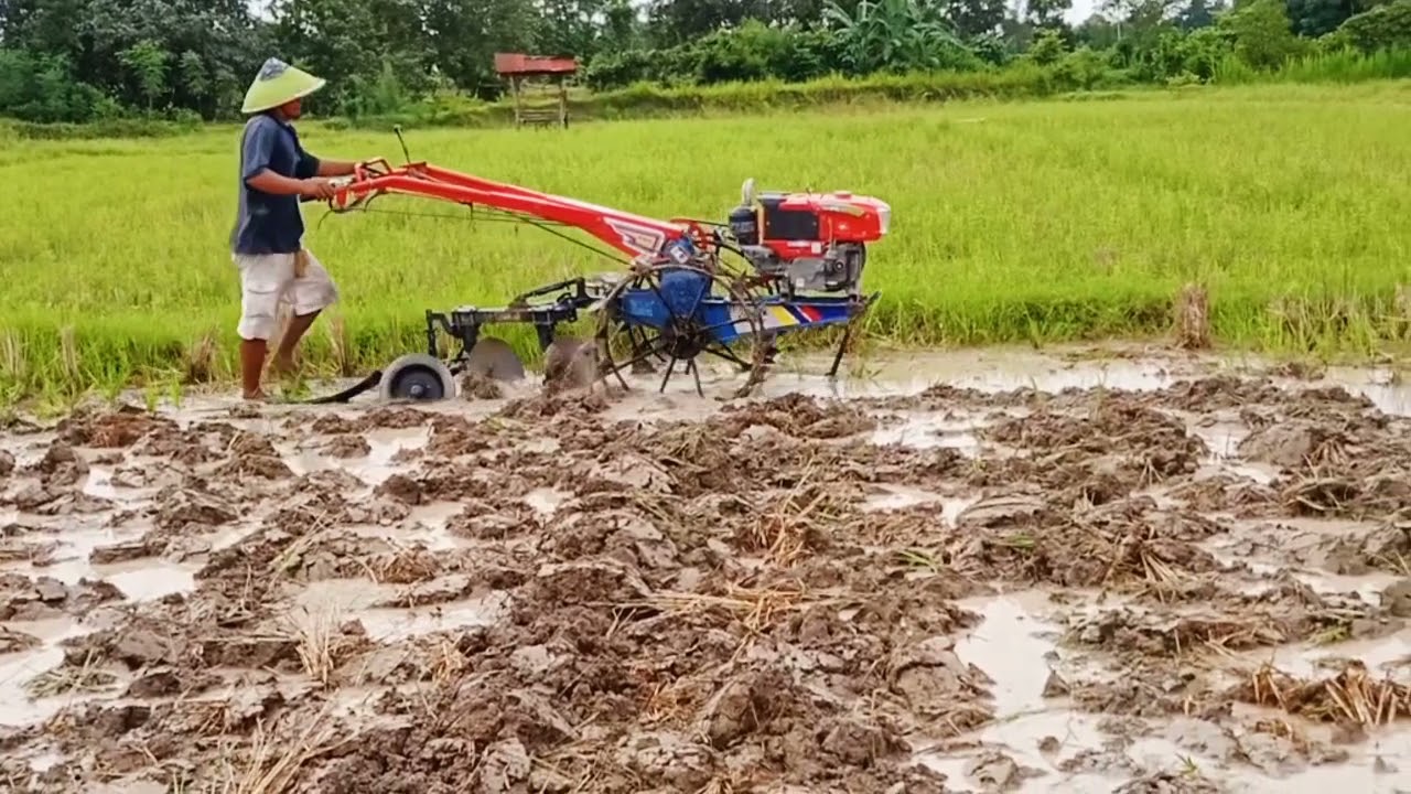 pembajakan lahan menggunakan quick G1000 dengan singkal parabola