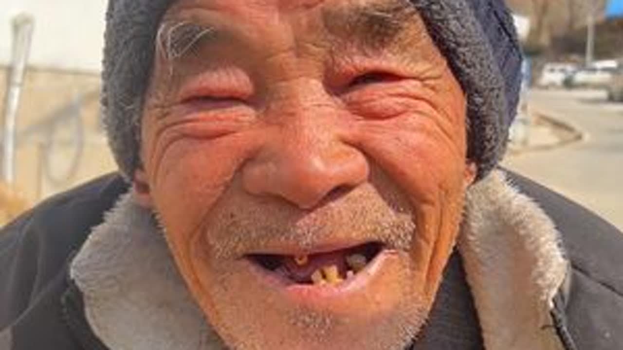 遇到一位特别幽默搞笑的爷爷#下乡理发 #传递善良传递爱 #纪录生活