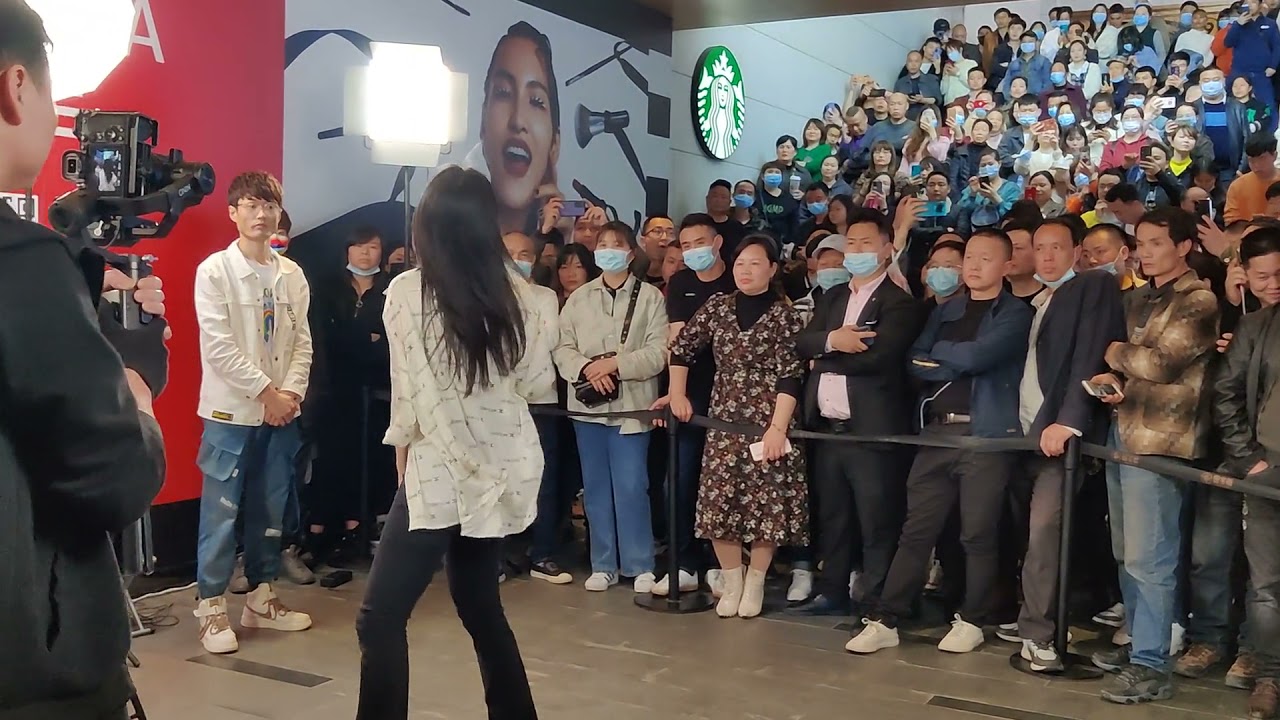 场地不够了，唐艺现场爆棚。送给你们一首《风一样的人》