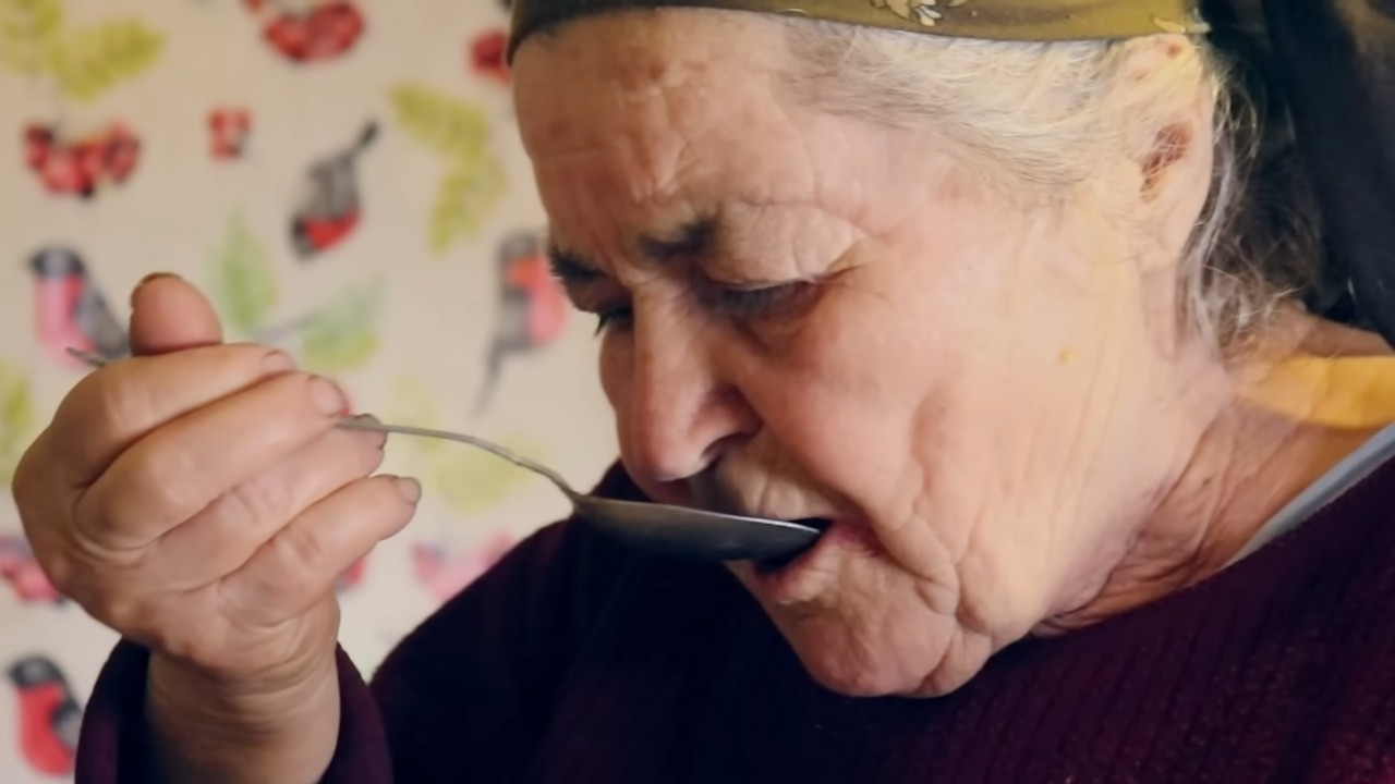 Она живёт одна в 86 лет и любит свою жизнь.