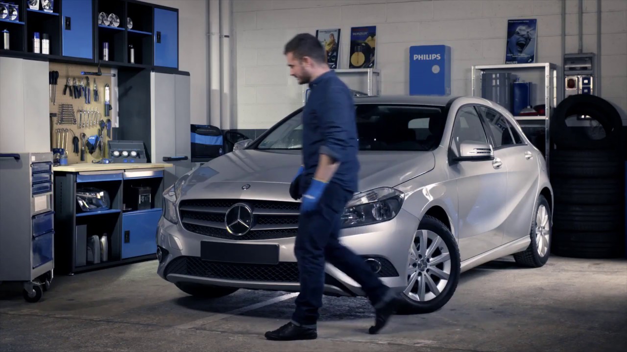 Tutorial Philips: Vea c&oacute;mo instalar las l&aacute;mparas Philips en los faros en un Mercedes Benz Classe A