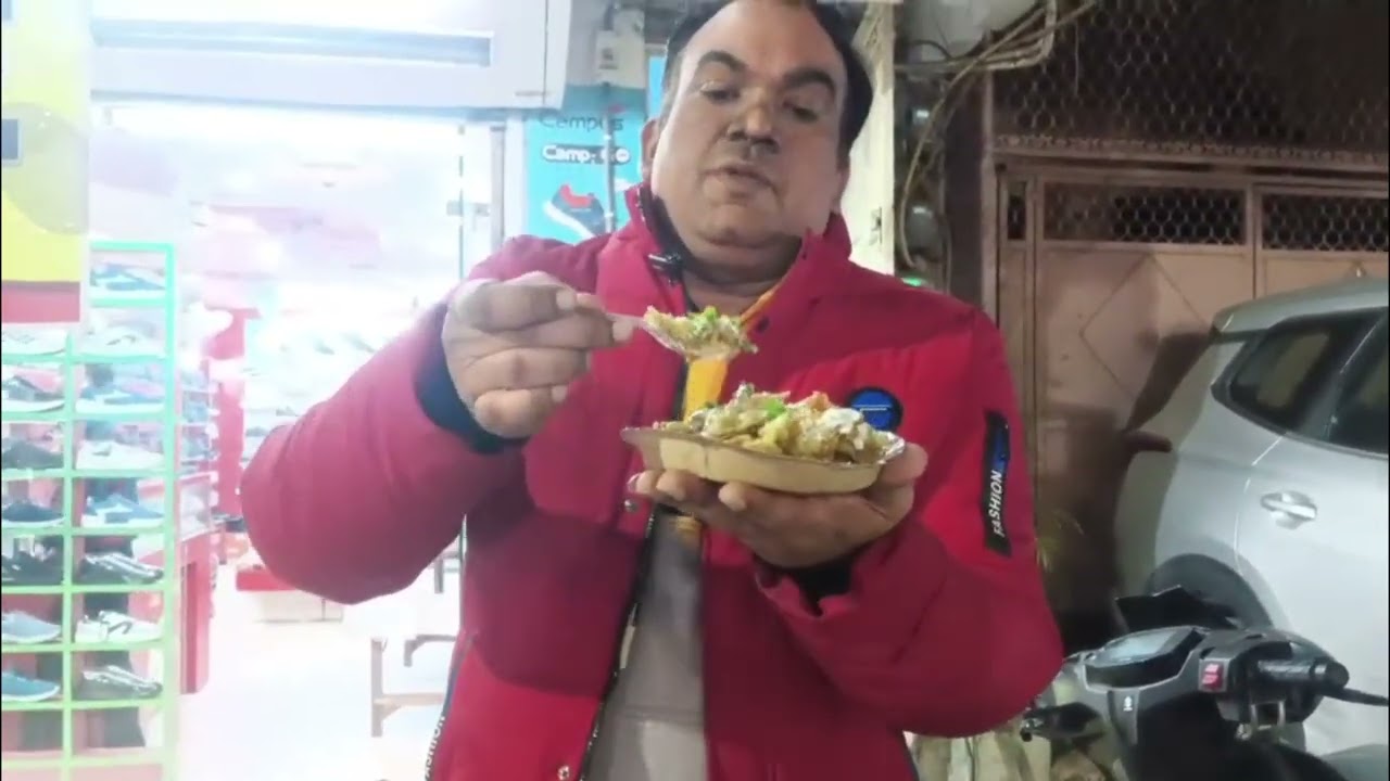 घर के कूटे मसालों से तैयार खट्टी मीठी तीखी आलू की अनोखी चाट😋।आलू मिक्स कुरकुरी पापड़ी चाट 😋। 😋😋😋