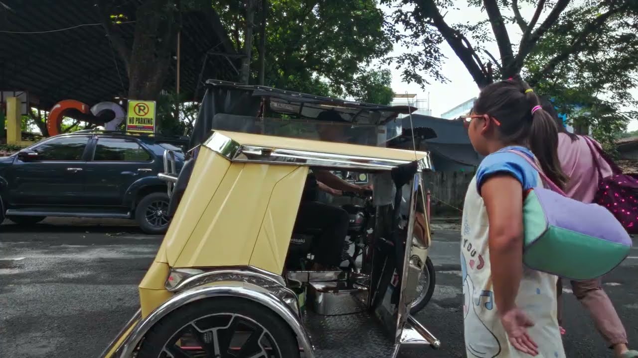 Philippines, tricycle ride from DLC 3 to Colinas Verdes Swimming Pool