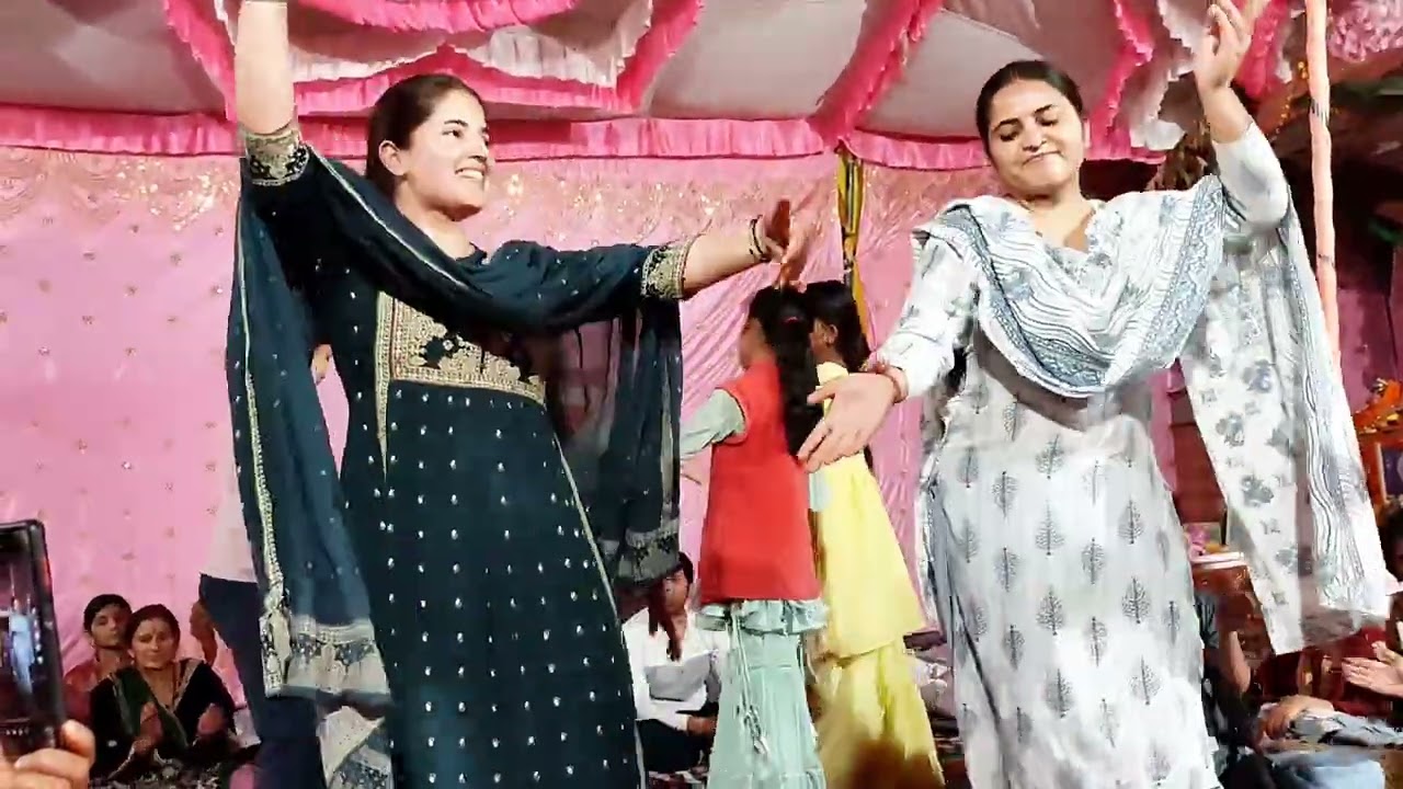 मेरा छौड़ दे दुपट्टा नंदलाल🤴 @sonika_attri #himachlidance ⚡ @sonika_attri06😍