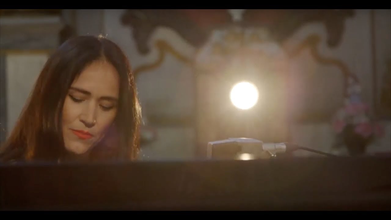 Bateau Rouge #4 - La Chica - "Sola" - Church session