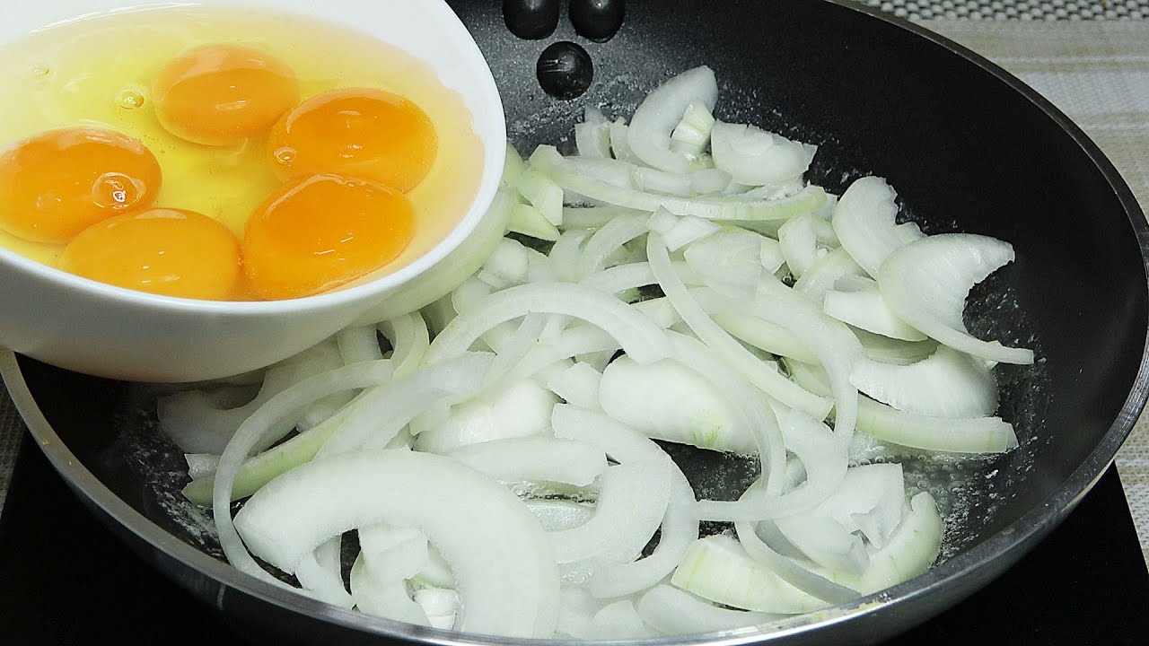 У вас дома есть лук и яйца? Все будут просить этот вкусный рецепт!