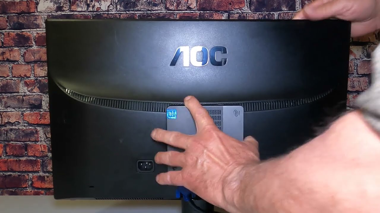 Установите GMKtec Mini PC на заднюю панель монитора с помощью прилагаемого кронштейна VESA.