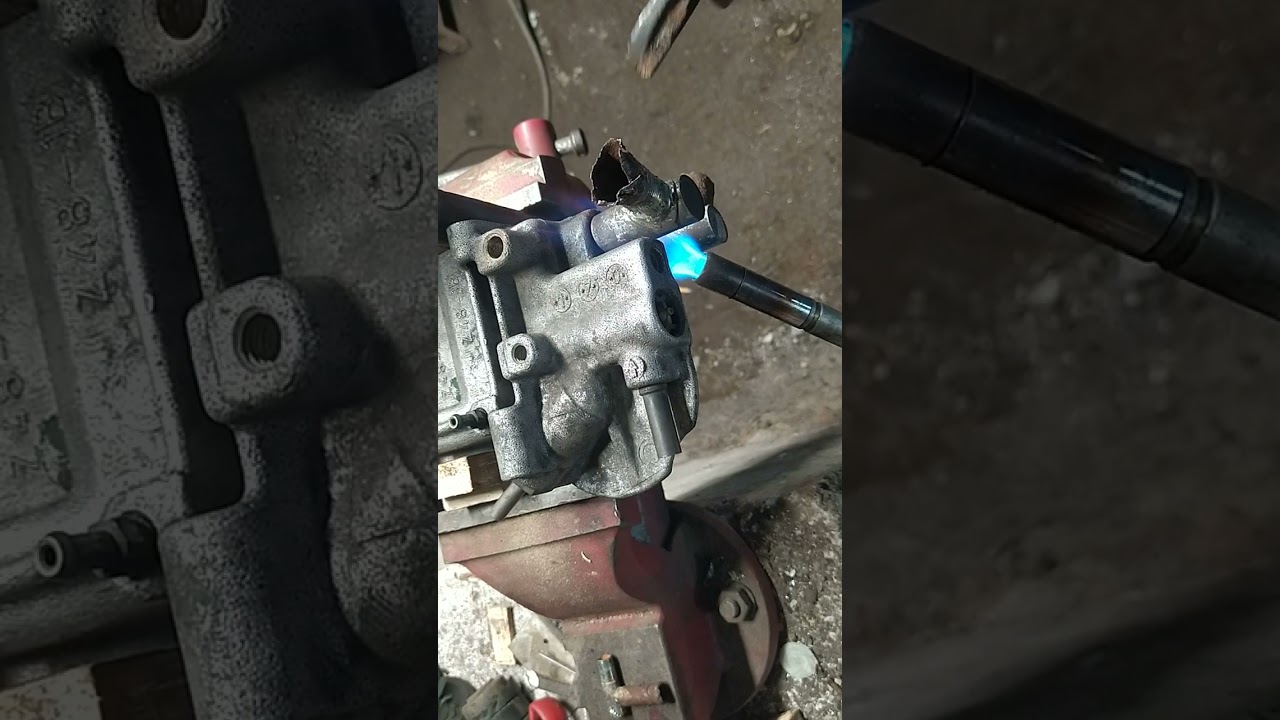 Citroen saxo 1.5D .como reparar alojamiento de termostato.tuberias de refrigerante