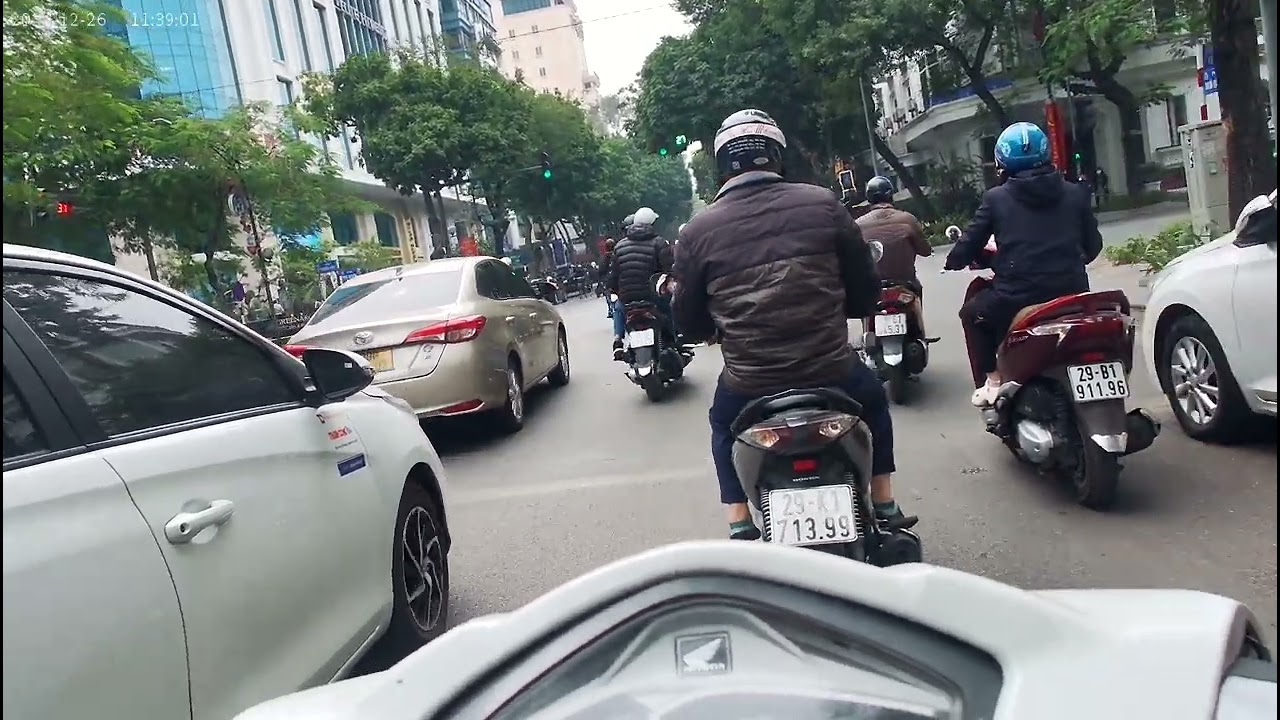 Dạo phố bằng camera TIREK M82. Rẻ quay hình ảnh quá mỹ mãn. n3 tt nguyên cong tru, hbt