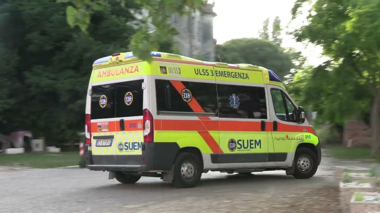 Partenza Ambulanza SUEM 118 in emergenza 