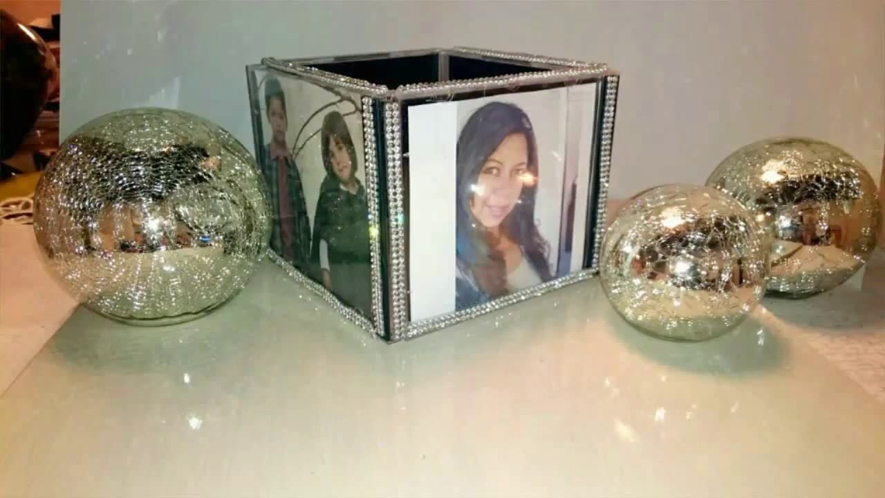 PORTA RETRATO  | CUBO FEITO COM CAPAS DE CD´S  E STRASS - DIY :: RECICLÁVEL  | Amelia Requintada