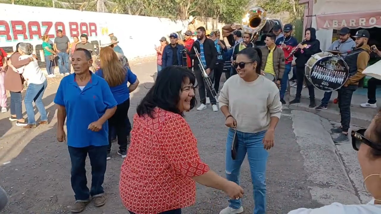 LA JENTE FELIZ GOSANDO CON LA BANDA VAILANDO ARIO DE RAYON  2023