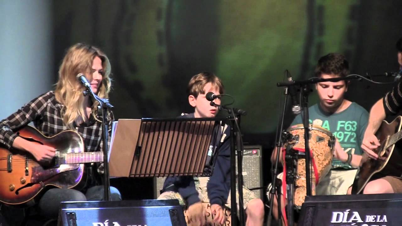 Christina Rosenvinge y los niños de la Escuela de Música Creativa en el Mini Día de la Música