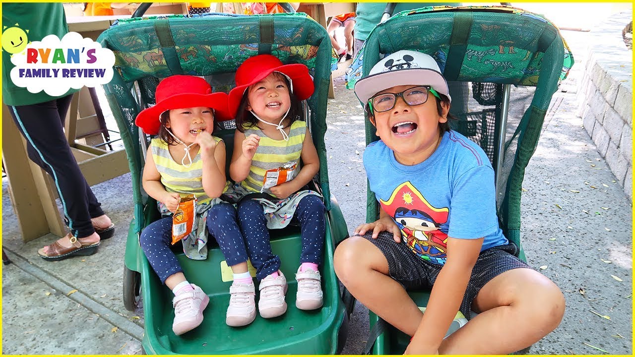 Ryan Emma and Kate Family Fun Giraffe Feeding at the Zoo!!!