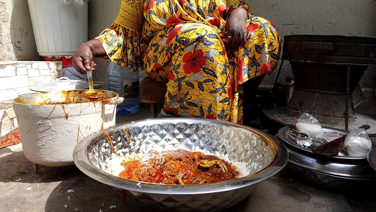 Préparation du soupe kandia à Dakar, Sénégal (2. à la cuisine)